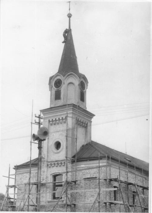 Oprava fasády kostela v roce 1976